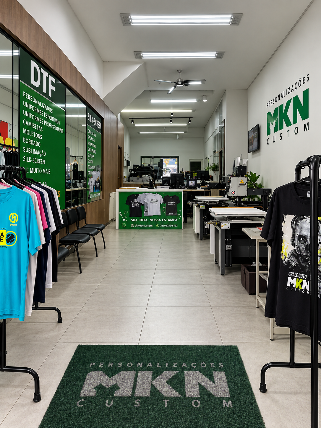 Interior da loja MKN Custom com camisetas personalizadas e equipamentos de estamparia